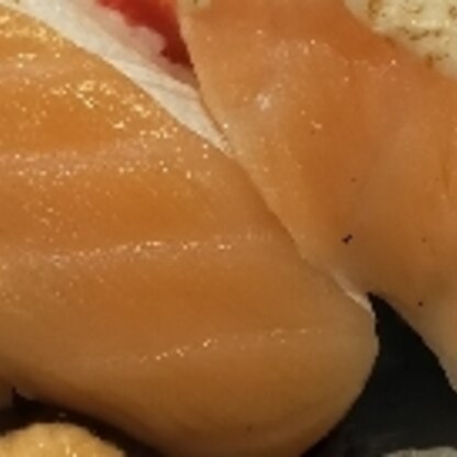 サーモンの、握り寿司美味しかったですΨ( 'ч' ☆)mgmg(ﾟдﾟ)ｳﾏｰ